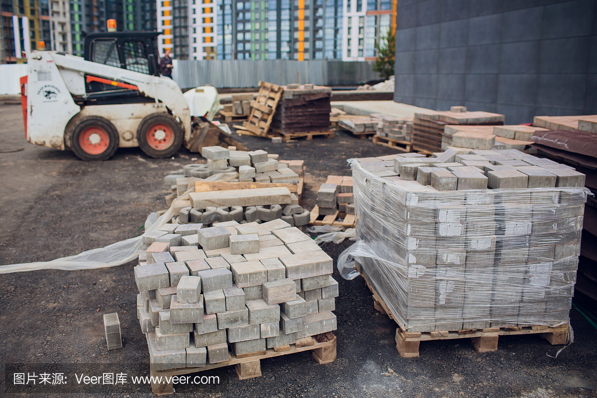 建筑工地上用于建筑的磚。