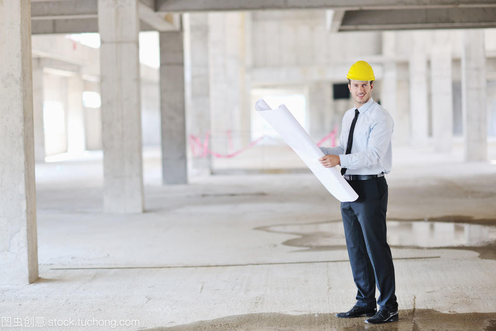 在建筑工地上的建筑師