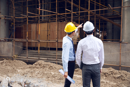 建筑工程師討論施工項(xiàng)目背影